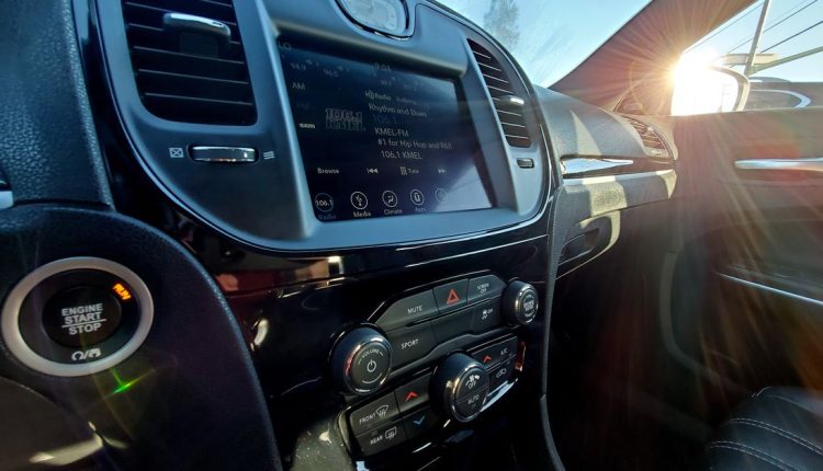 Τα αυτοκίνητα θα πρέπει να διατηρούν το ραδιόφωνο AM σύμφωνα με το νέο δικομματικό νομοσχέδιο
