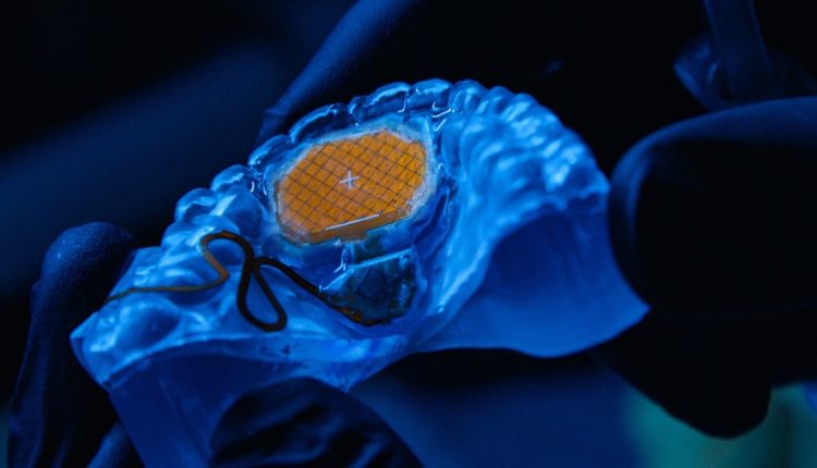 Το Augmental σας επιτρέπει να ελέγχετε έναν υπολογιστή (και σεξουαλικά παιχνίδια) με τη γλώσσα σας