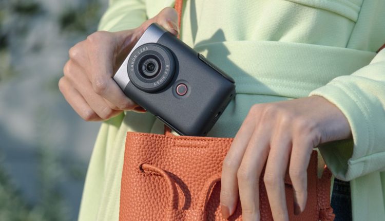 Το PowerShot V10 της Canon είναι μια επιστροφή κλήσης με επίκεντρο το vlogging σε παλιές κάμερες Flip Video
