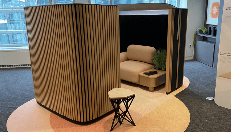 Το Telecommuting Pod της Logitech διορθώνει το πρόβλημα της επαφής με τα μάτια με ζουμ