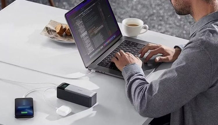 Φορτίστε όλα τα πράγματα με αυτήν την καυτή προσφορά στο γευστικό power bank 3 θυρών της Anker
