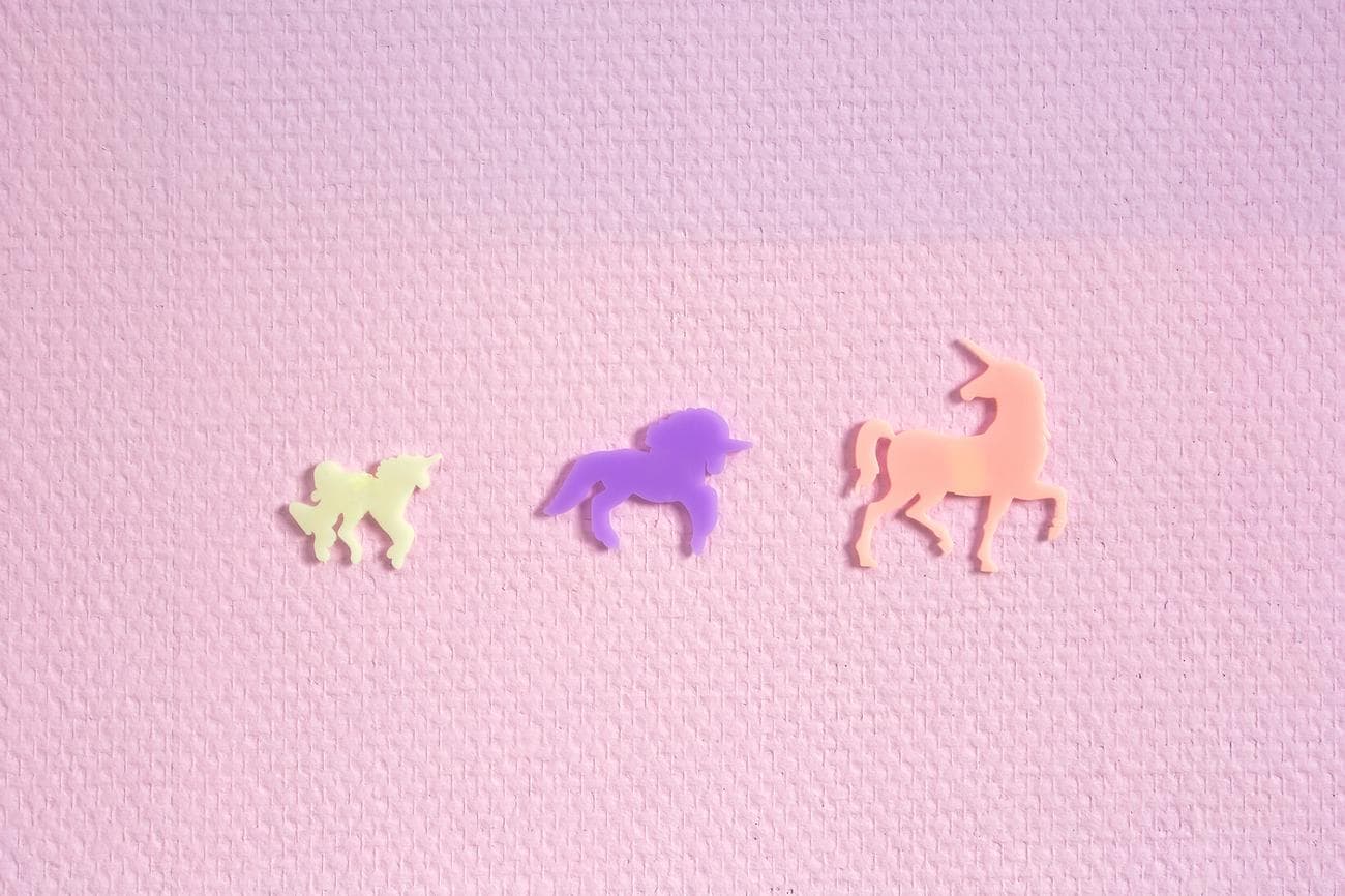 Δέντρο πολύχρωμος μονόκερος σε μια σειρά σε ράστερ ταπετσαρίας ροζ μαγικού φόντου.  Μινιμαλιστικός χώρος για κείμενο ρετρό σχεδιασμό