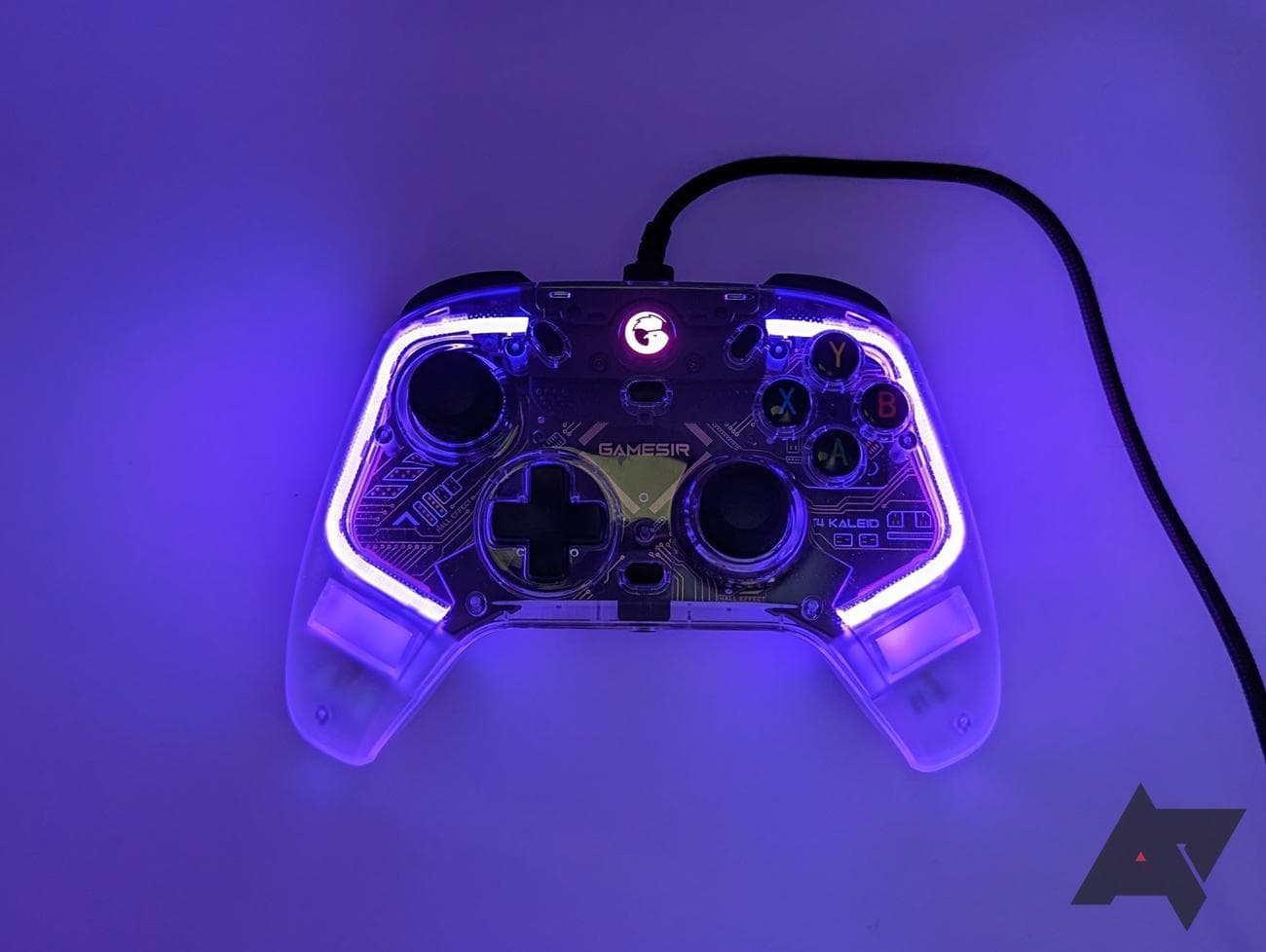 καθαρό χειριστήριο παιχνιδιών με μωβ φώτα νέον