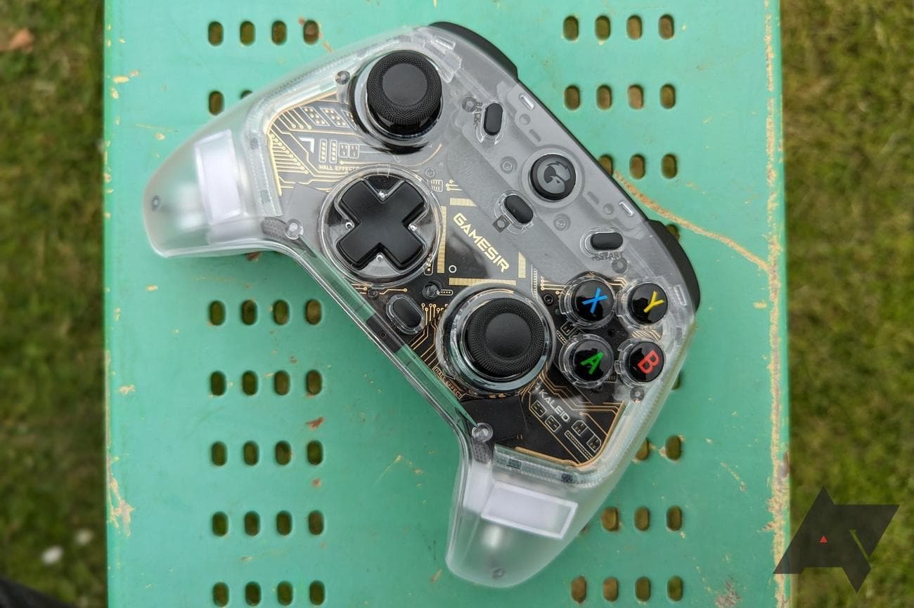 καθαρό χειριστήριο παιχνιδιών που στηρίζεται σε γρατσουνισμένο πράσινο μεταλλικό πάγκο