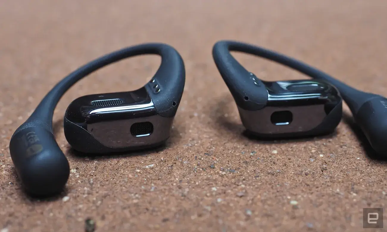 Κοντινές εικόνες των μπουμπουκιών ανοιχτού αυτιού Shokz OpenFit σε γκρι. 