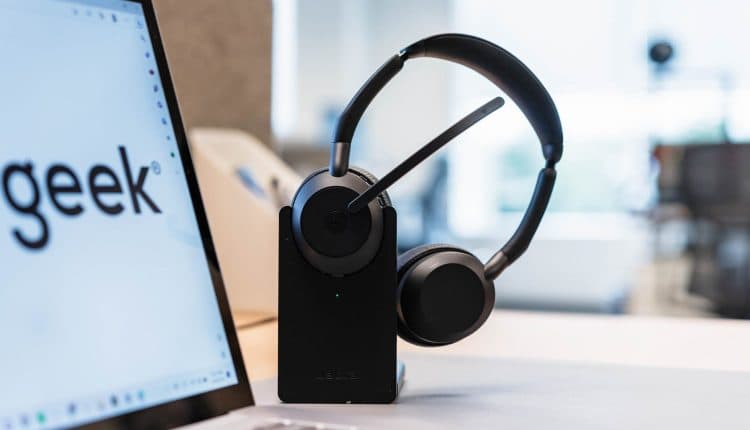 A One-Thumb-Up Hybrid Headset – Review Geek