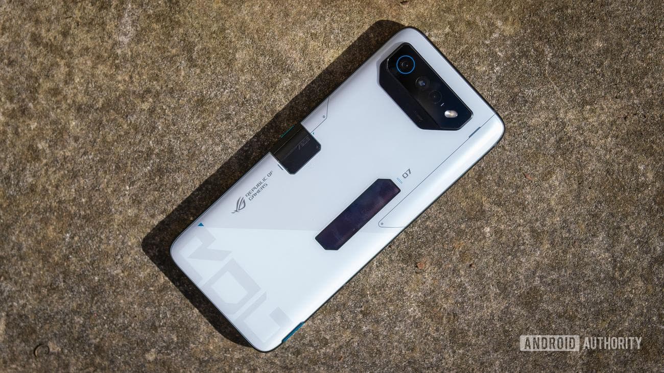 ASUS ROG Phone 7 πίσω σε πέτρινο πάτωμα