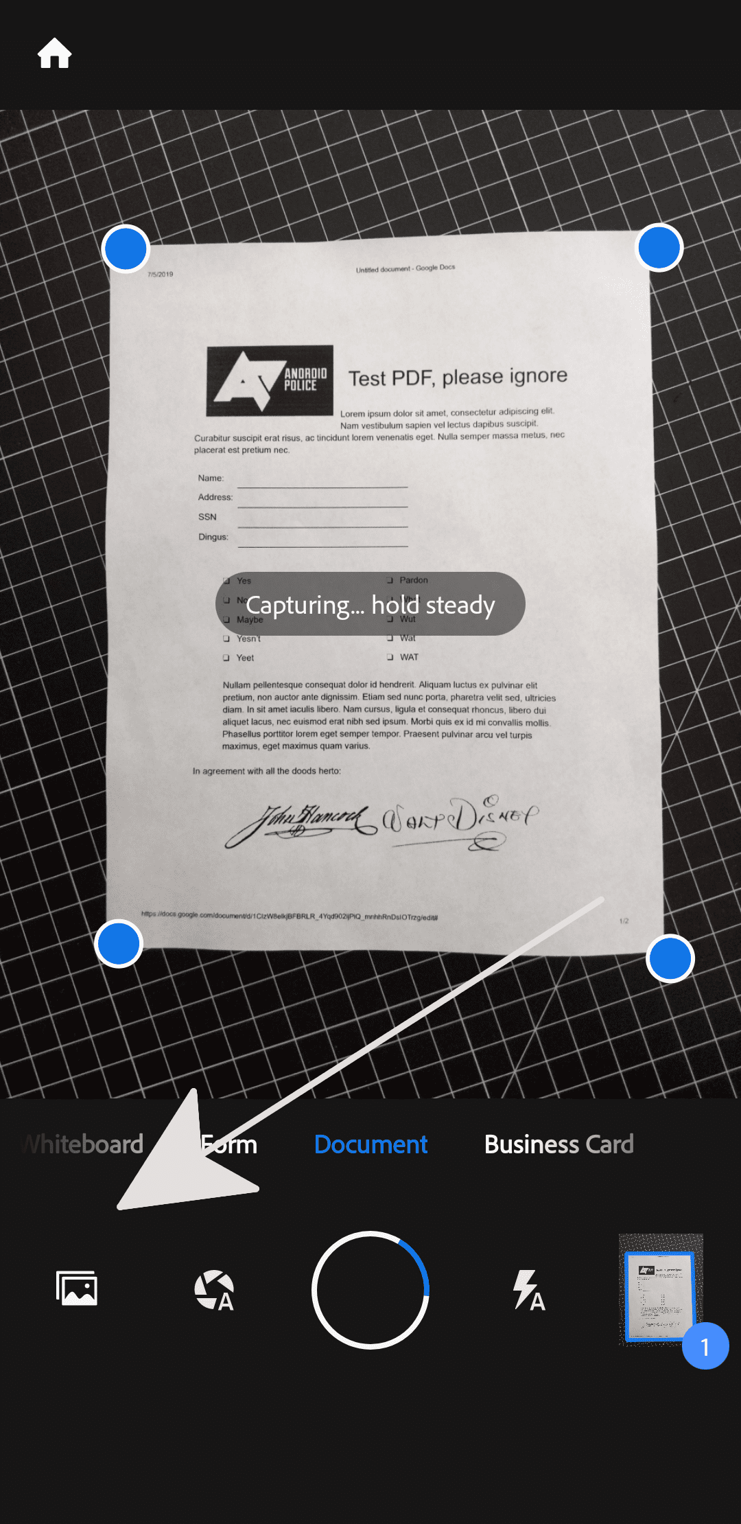 εφαρμογή σάρωσης που δείχνει έγγραφο σε μαύρο φόντο