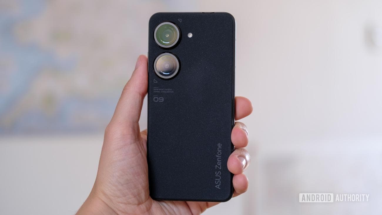 ASUS Zenfone 9 πίσω στο χέρι