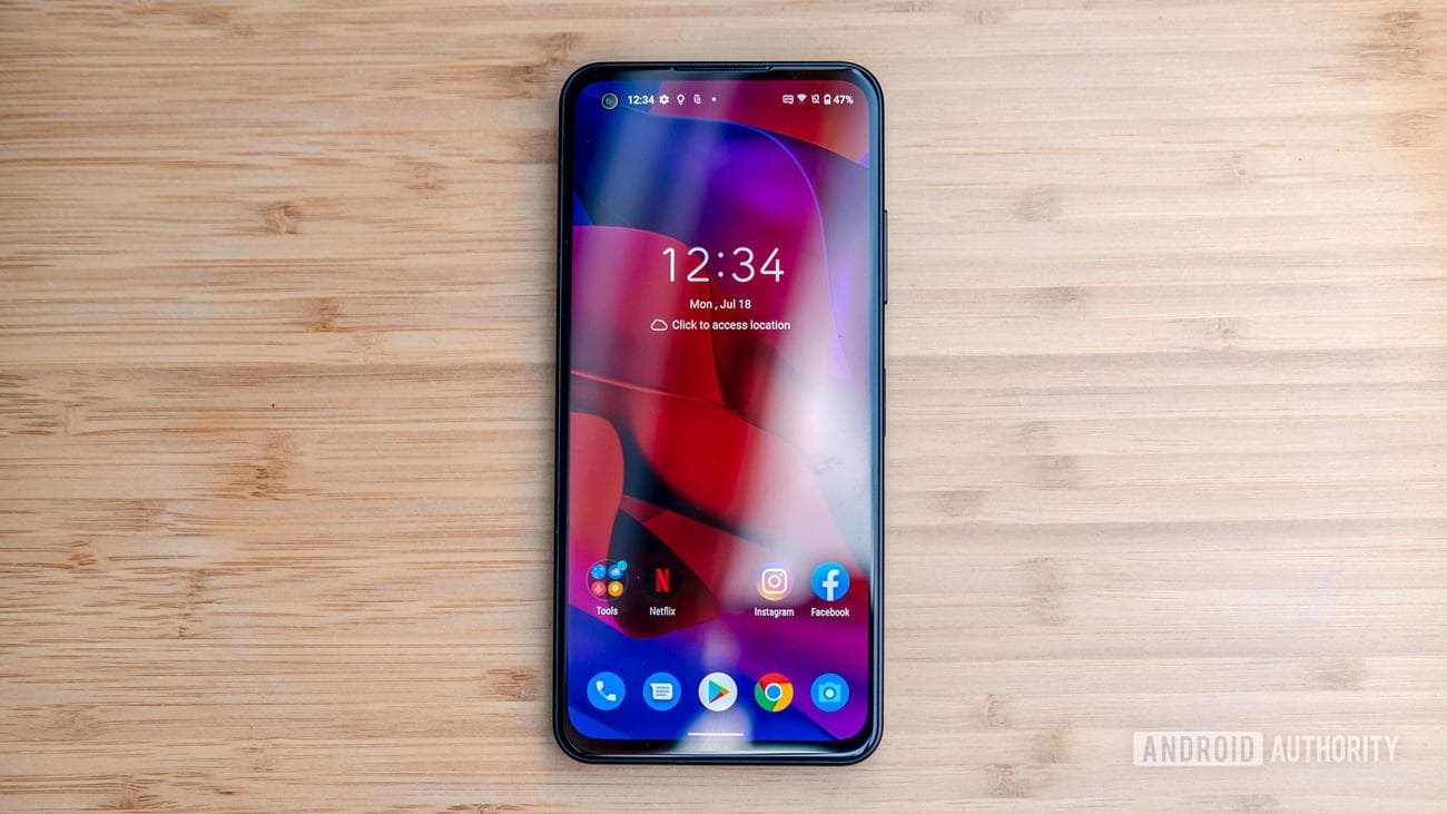 Αρχική οθόνη ASUS Zenfone 9 σε ξύλινο γραφείο