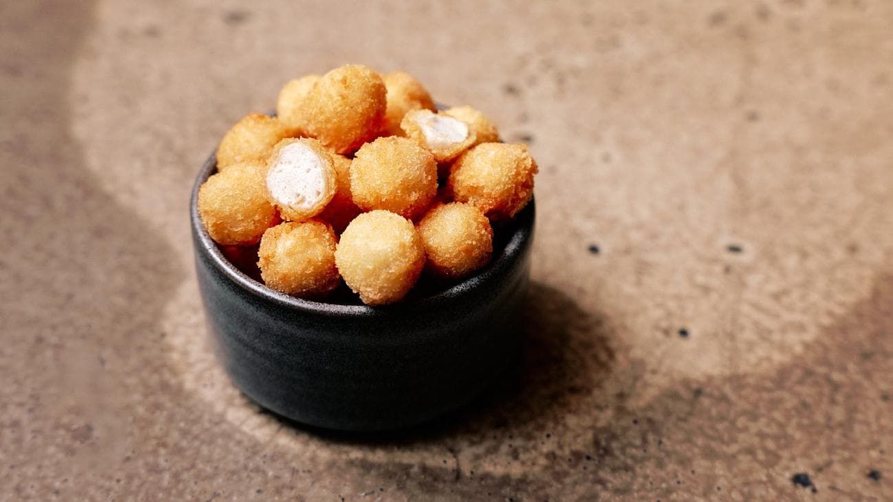 μπολ με θαλασσινά που καλλιεργούνται στο εργαστήριο