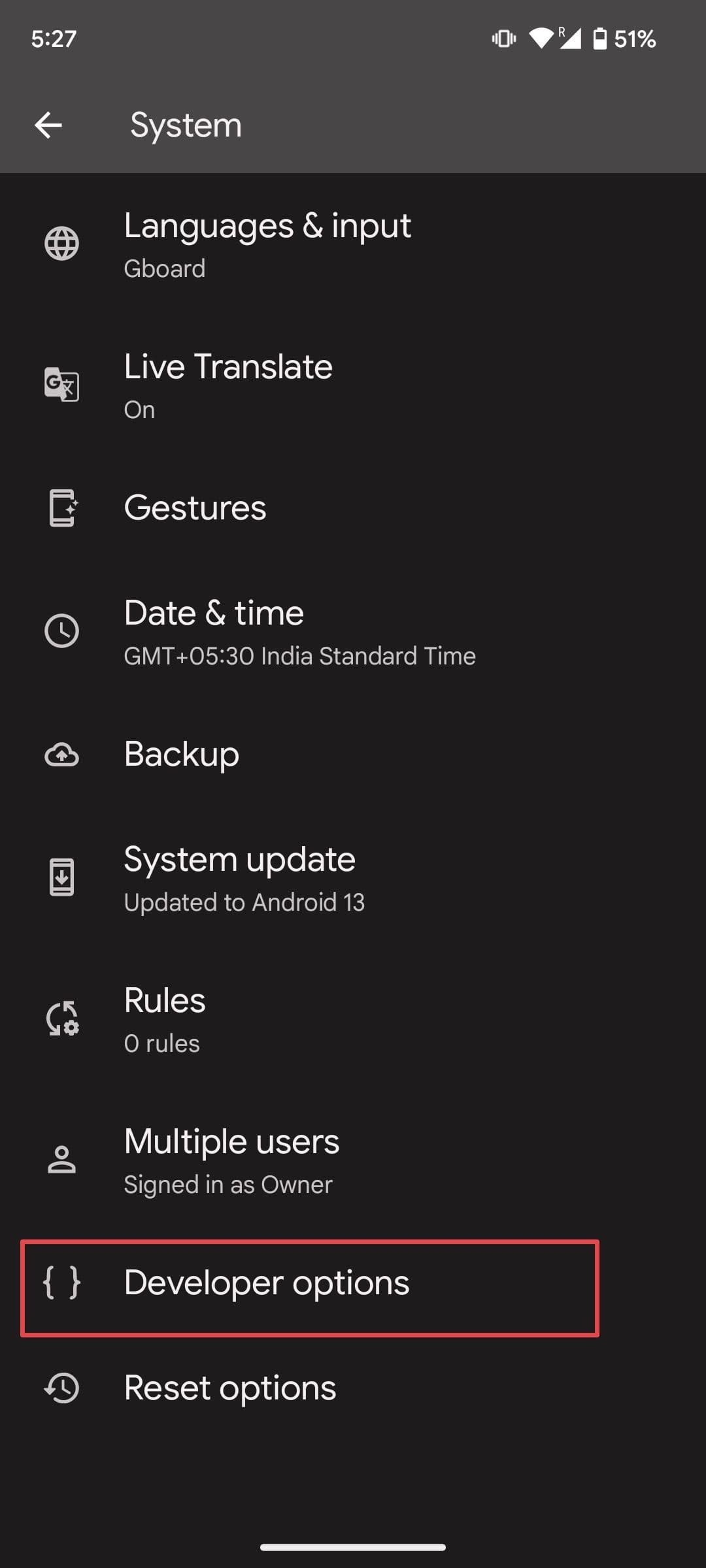 Επιλέγοντας τις επιλογές προγραμματιστή σε ένα τηλέφωνο Pixel
