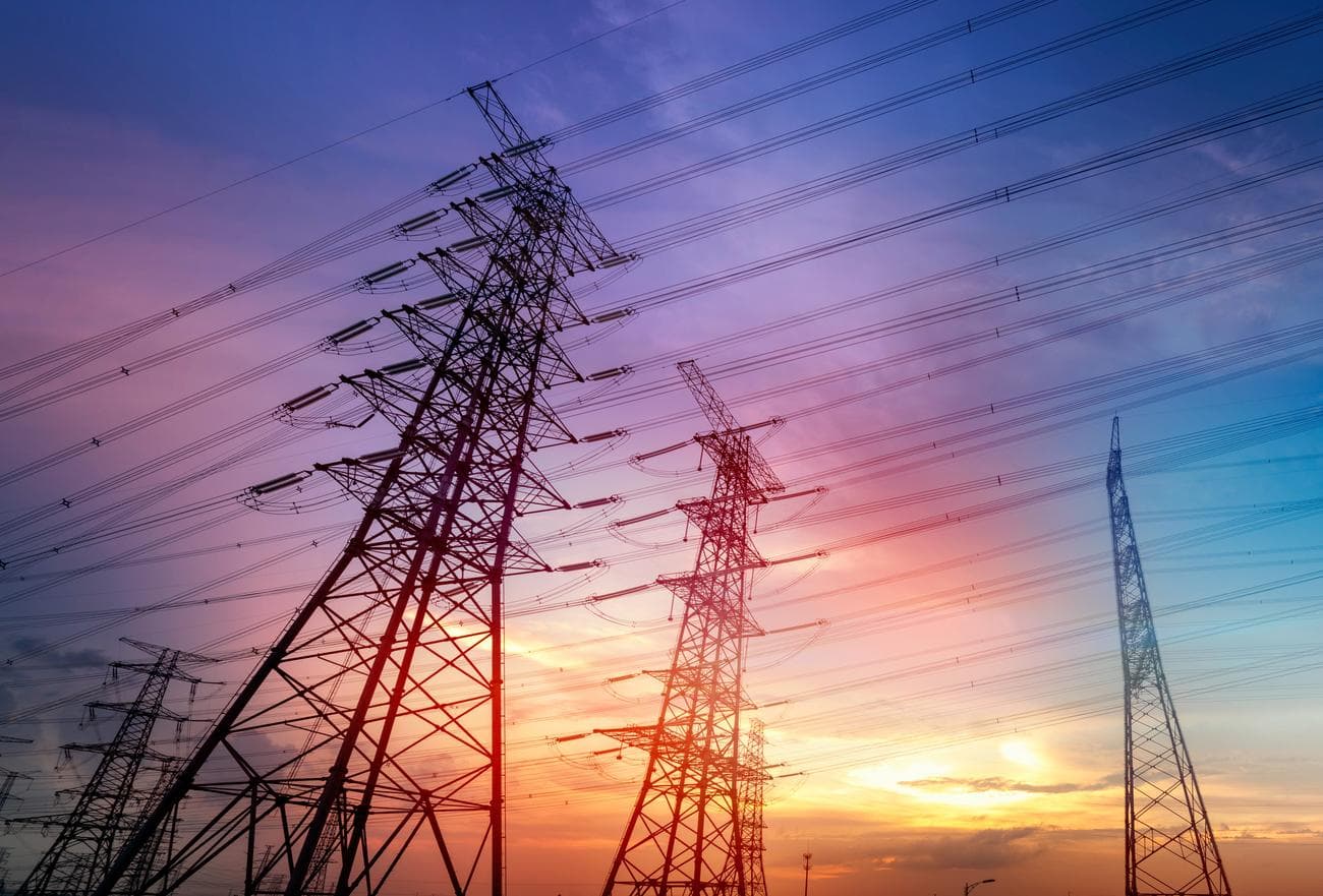 Καλώδια ρεύματος στο ηλιοβασίλεμα
