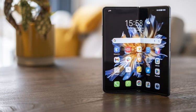 Honor Magic VS review: foldable perks, foldable quirks