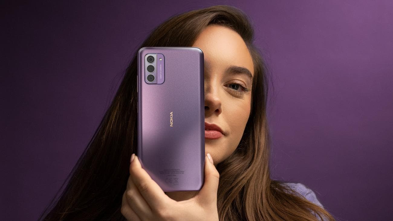 Nokia G42 5G μωβ στο χέρι