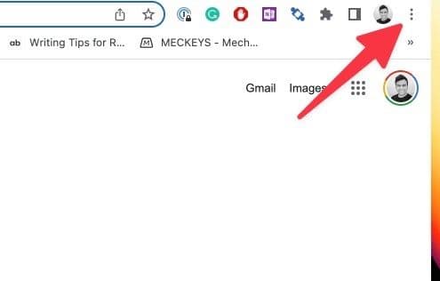 Ένα κόκκινο βέλος που δείχνει το μενού με τις τρεις κουκκίδες στην επάνω δεξιά γωνία ενός παραθύρου του προγράμματος περιήγησης Google Chrome