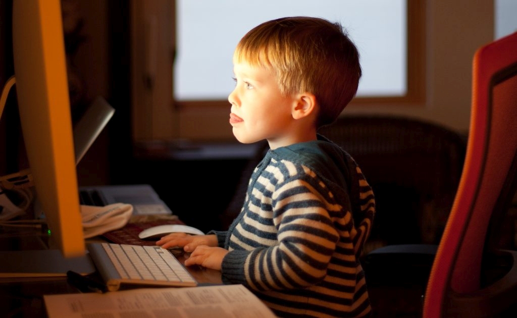 Social media: Μόνο με άδεια των γονιών για τα παιδιά στη Γαλλία - Οικονομικός Ταχυδρόμος