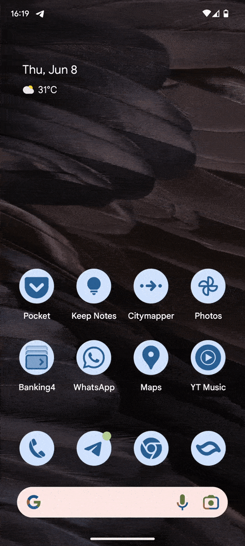 Κινούμενη εικόνα που δείχνει το νέο τσιπ φόρτισης που εμφανίζεται στην επάνω δεξιά γωνία στο Android 14 Beta 3