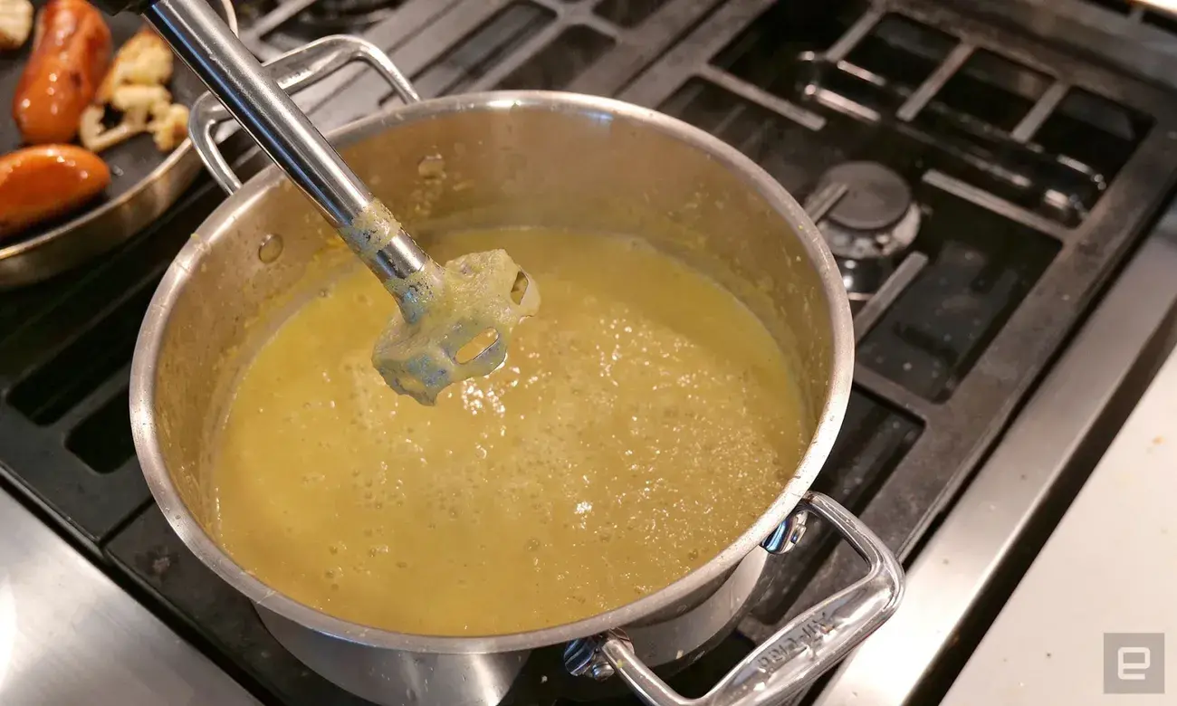 Η πιο σημαντική συμβουλή ασφαλείας για τα μπλέντερ εμβάπτισης είναι να κρατάτε πάντα τη λεπίδα στραμμένη προς τα κάτω και μακριά από εσάς. 