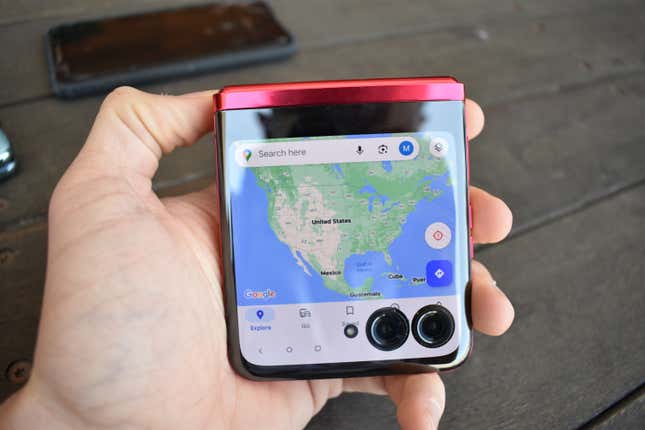 Η εξωτερική οθόνη μπορεί να αφήσει τις εφαρμογές να εμφανιστούν σε «πλήρη οθόνη», αλλά κάτι τέτοιο μπορεί να κρύψει ορισμένες λειτουργίες της εφαρμογής.