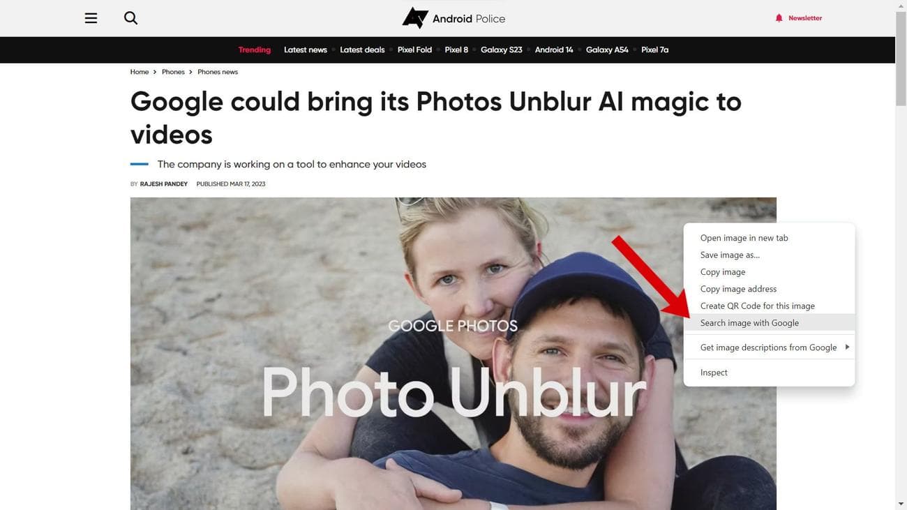 Ένα στιγμιότυπο οθόνης μιας ιστοσελίδας με ένα βέλος που δείχνει την αντίστροφη επιλογή αναζήτησης εικόνας στο μενού περιβάλλοντος.