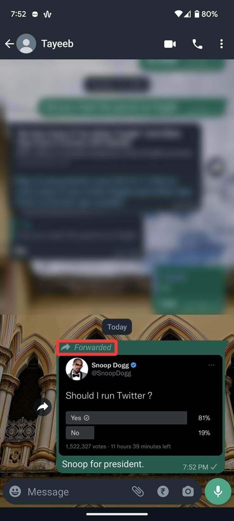 Ένα προωθημένο μήνυμα με προωθημένη ετικέτα.