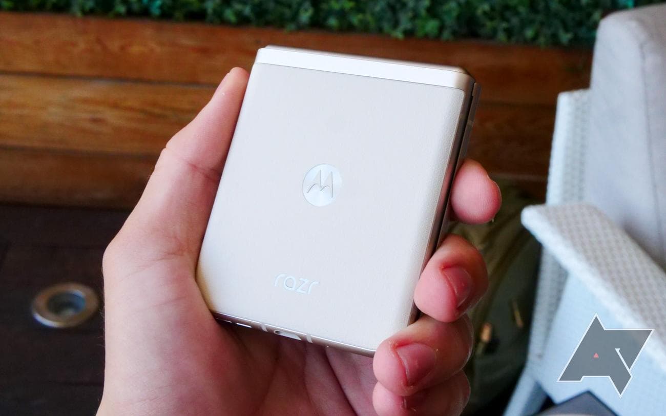 moto-razr-hands-on-3