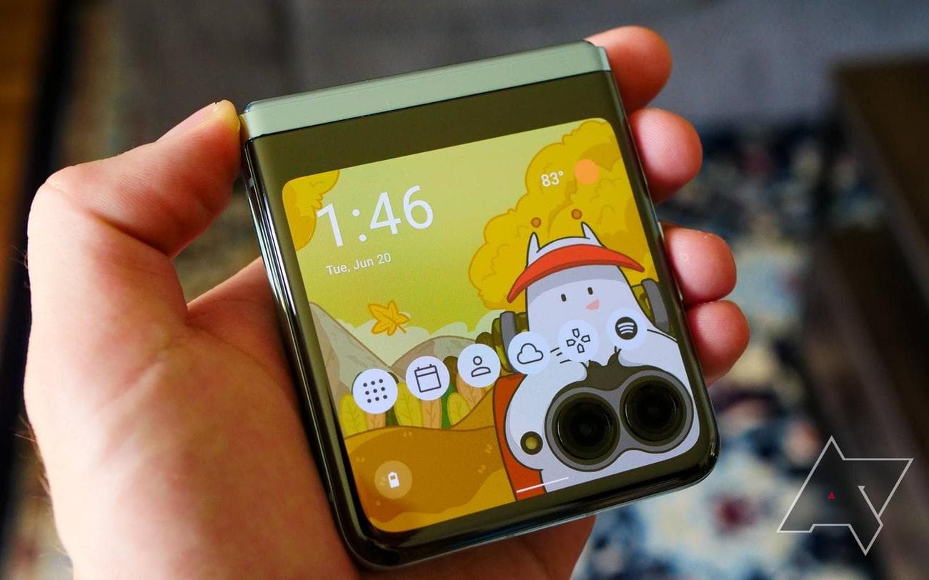 Η οθόνη εξωφύλλου Moto Razr+ με φόντο με θέμα το φθινόπωρο κρατιέται στο χέρι