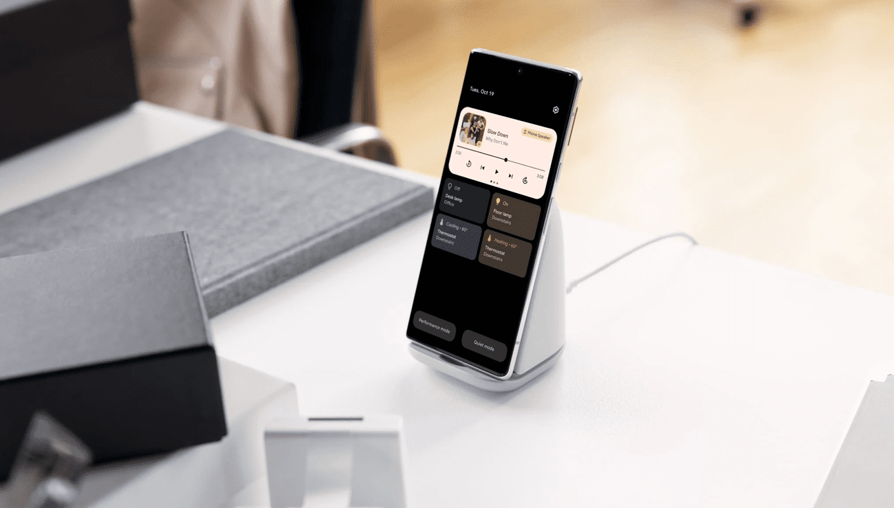 Το Google Pixel Stand με τηλέφωνο Pixel που δείχνει την ατμοσφαιρική εμπειρία με ένα πρόγραμμα αναπαραγωγής πολυμέσων και διαθέσιμα έξυπνα οικιακά χειριστήρια