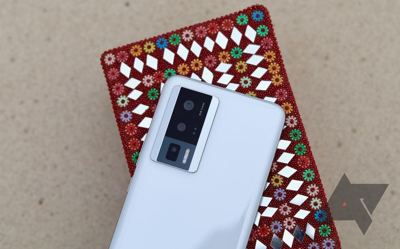 Κοντινό πλάνο Poco F5 Pro σε ένα τραπέζι με ένα πολύχρωμο πανί από κάτω