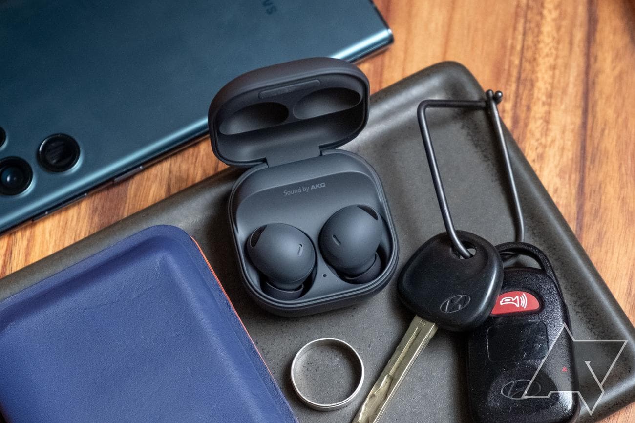 Το Samsung Galaxy Buds 2 Pro σε ένα δίσκο με μερικά κλειδιά, ένα δαχτυλίδι και ένα τηλέφωνο