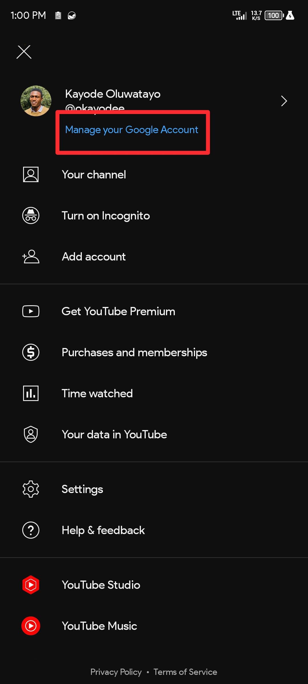 Η επισήμανση της εφαρμογής YouTube διαχειριστείτε τον λογαριασμό σας Google από το μενού 