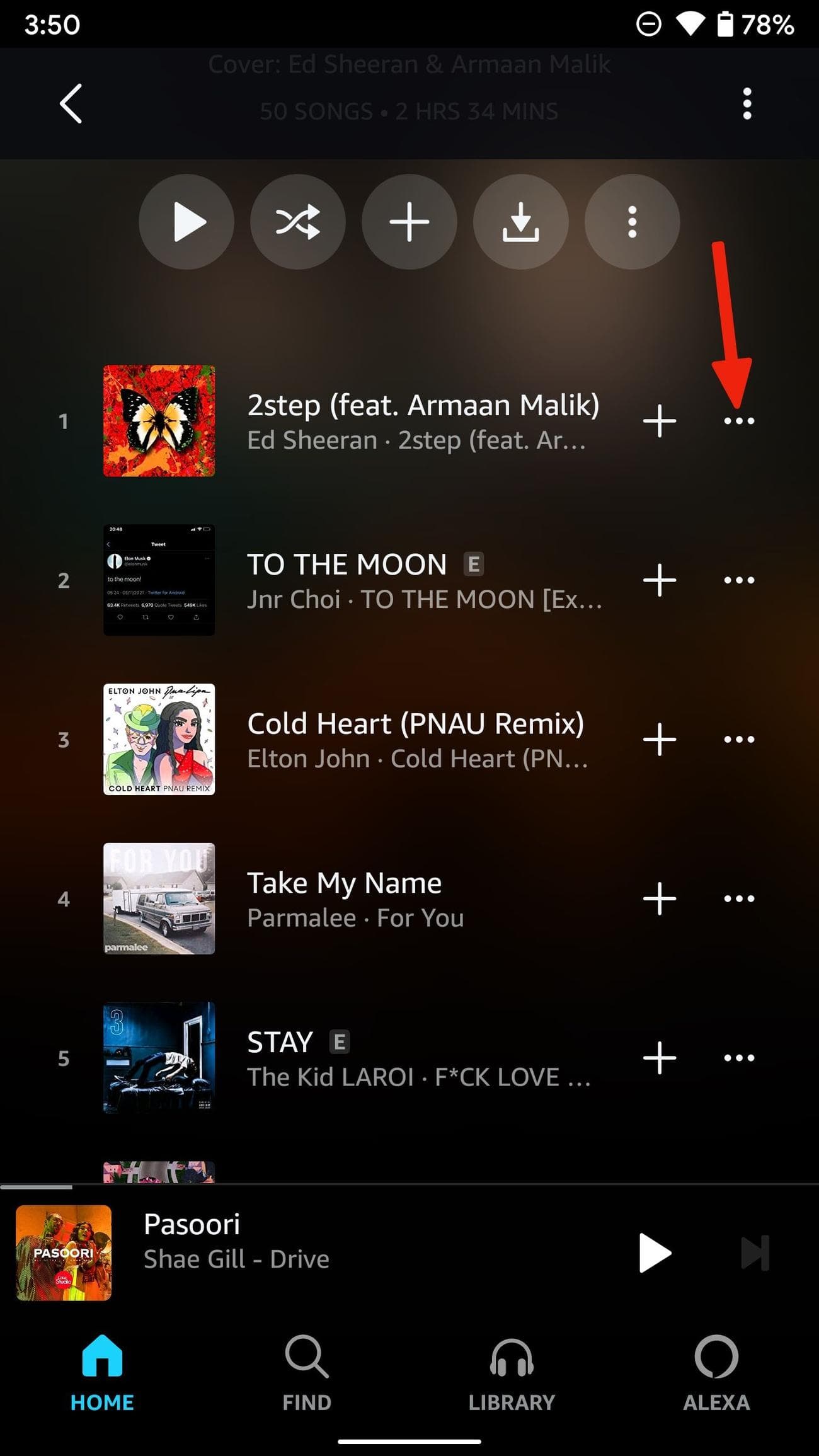 Τα τραγούδια εμφανίζονται στην εφαρμογή Amazon Music με ένα βέλος που δείχνει το εικονίδιο με τις τρεις κουκκίδες δίπλα σε ένα συγκεκριμένο τραγούδι.