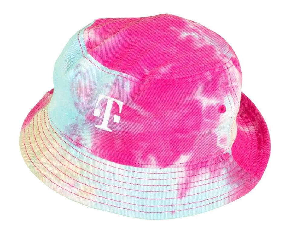 Φορώντας αυτό το καπέλο και κρατώντας το Razr+ σας θα επιστρέψετε σε μια πιο απλή περίοδο της ζωής σας - Με το Razr+ που κυκλοφόρησε σήμερα, η T-Mobile προσθέτει στη διασκέδαση και τη νοσταλγία με το πακέτο Throwback 30$