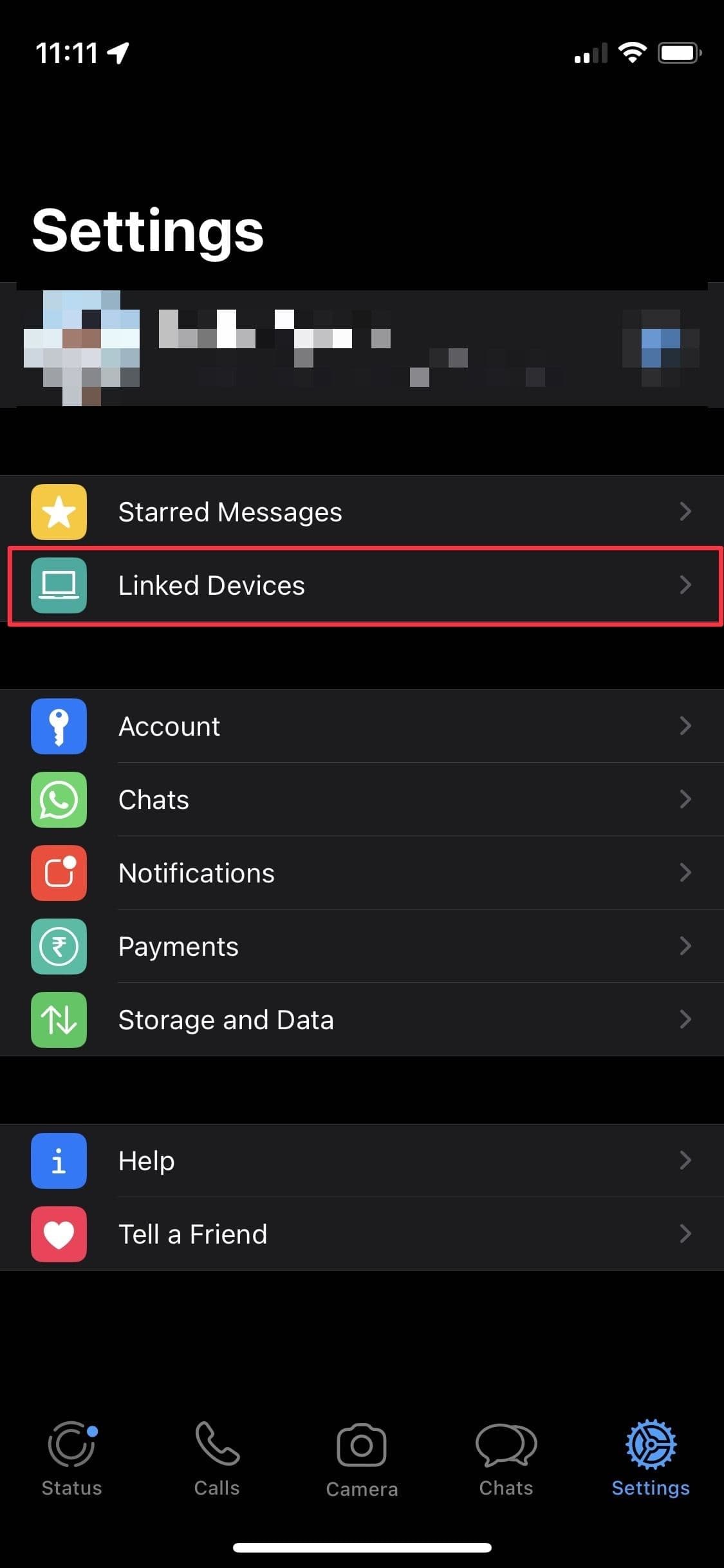 Ένα στιγμιότυπο οθόνης της εφαρμογής WhatsApp iPhone δείχνει ένα περίγραμμα γύρω από την επιλογή Συνδεδεμένες συσκευές.