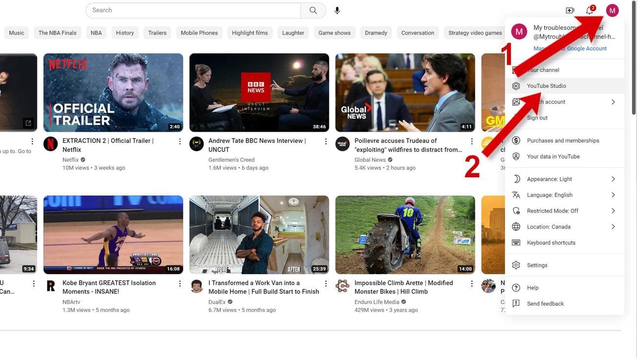 Ένα στιγμιότυπο οθόνης του YouTube σε ένα πρόγραμμα περιήγησης με βέλη που δείχνουν προς την εικόνα προφίλ και το YouTube Studio.