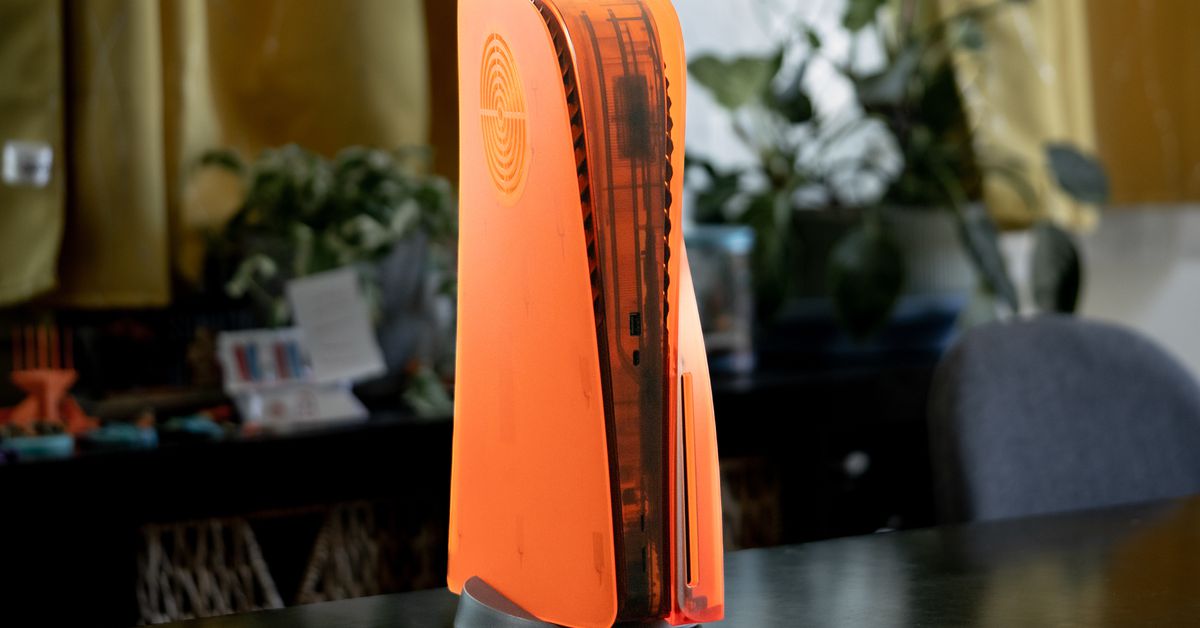 Έκανα το PS5 Fire Orange και Atomic Purple με τα διαφανή Darkplates της Dbrand