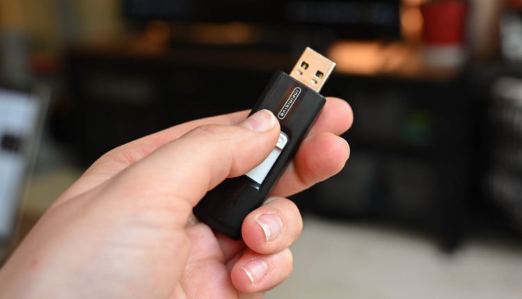 Γιατί οι αφαιρούμενες μονάδες δίσκου εξακολουθούν να χρησιμοποιούν FAT32 ή exFAT αντί για NTFS;
