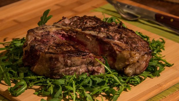 Διπλάσιος ο κίνδυνος έξαρσης στην κολίτιδα από το κρέας