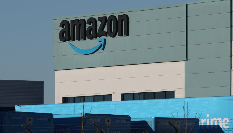 Η Amazon βρίσκεται σε συνομιλίες για να προσφέρει χαμηλού κόστους ή δωρεάν υπηρεσία κινητής τηλεφωνίας στους πελάτες της Prime, αναφέρει η έκθεση
