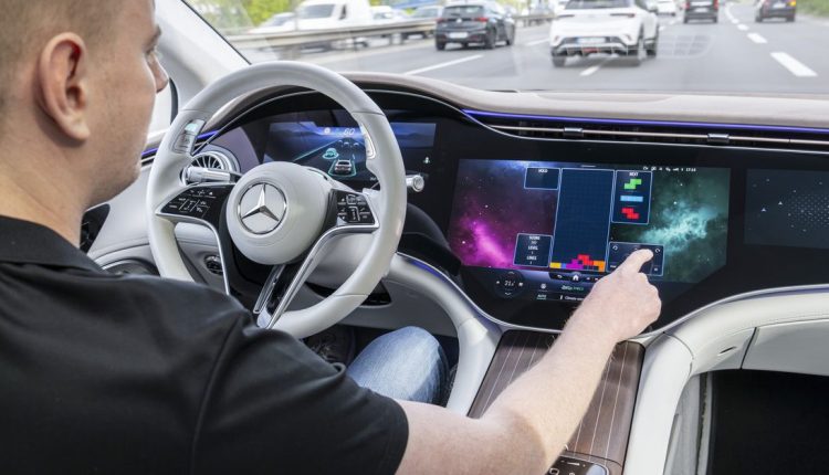 Η Mercedes-Benz είναι η πρώτη που έλαβε έγκριση για την πώληση μερικώς αυτόνομων οχημάτων στην Καλιφόρνια
