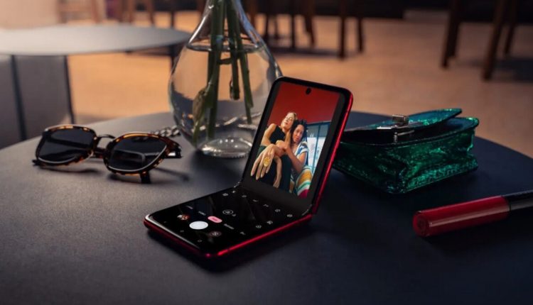 Η T-Mobile και η AT&T ανακοινώνουν απίστευτες προσφορές για το Motorola Razr+
