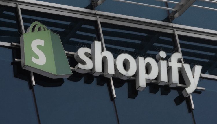Η εφαρμογή Shopify's Shop εισάγει ένα νέο πρόγραμμα επιβράβευσης «Shop Cash».
