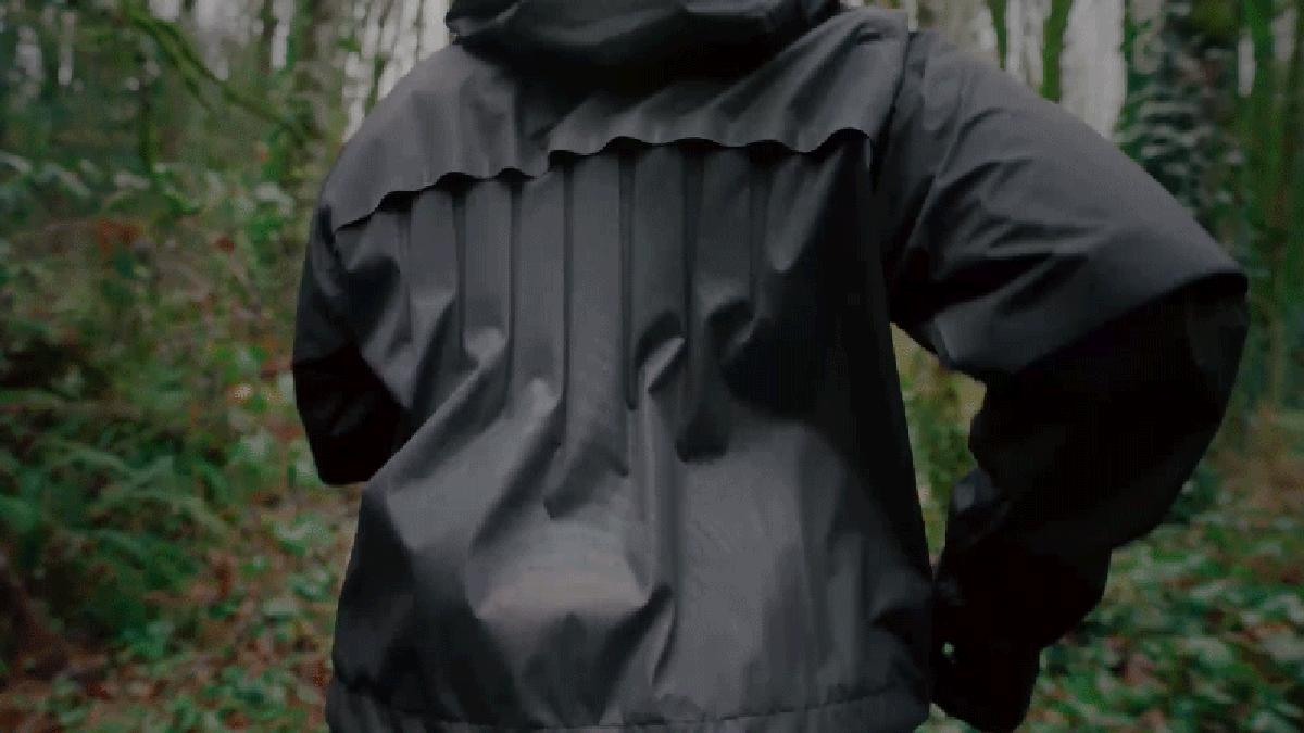 Οι αεραγωγοί στο μπουφάν Nike Aerogami ανοίγουν αυτόματα όταν ιδρώνετε
