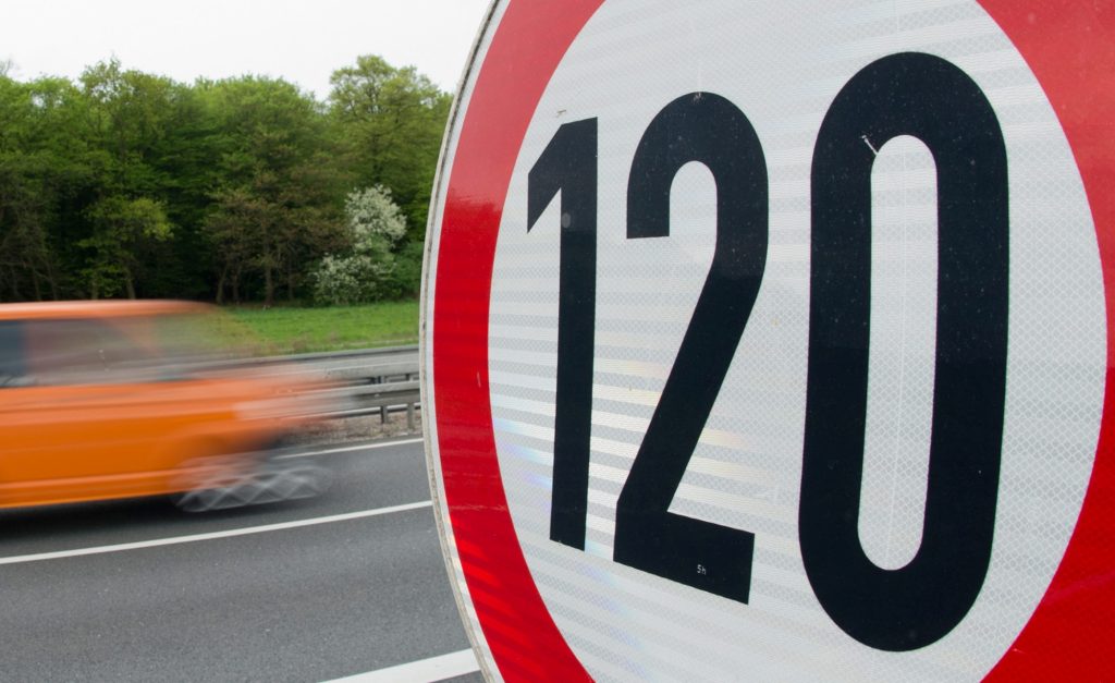 Οι δήμοι θα μπορούν να μειώνουν τα όρια ταχύτητας για περιορισμό της ρύπανσης