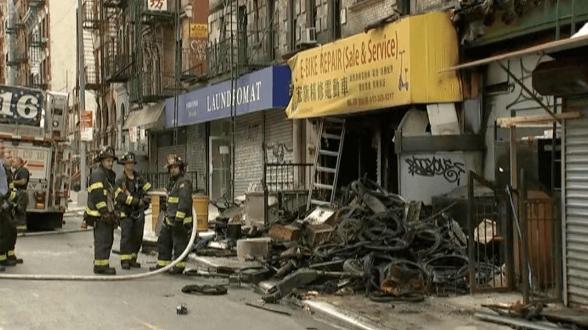 Οι μπαταρίες ηλεκτρονικών ποδηλάτων πυροδοτούν τη θανατηφόρα πυρκαγιά στη Νέα Υόρκη
