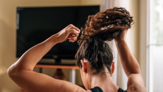 Οι μπούκλες ως κλιματιστικό: Νέα εξελικτική εξήγηση για τα κατσαρά μαλλιά