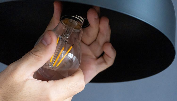  Οι ρυθμιζόμενοι λαμπτήρες LED συνεχίζουν να καίγονται;  Κάνε αυτό
