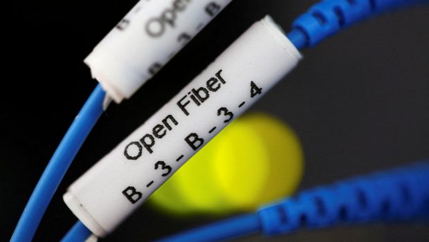 Ρωσία: Με σαμποτάζ σε καλώδια οπτικών ινών απειλεί τώρα ο Μεντβέντεφ