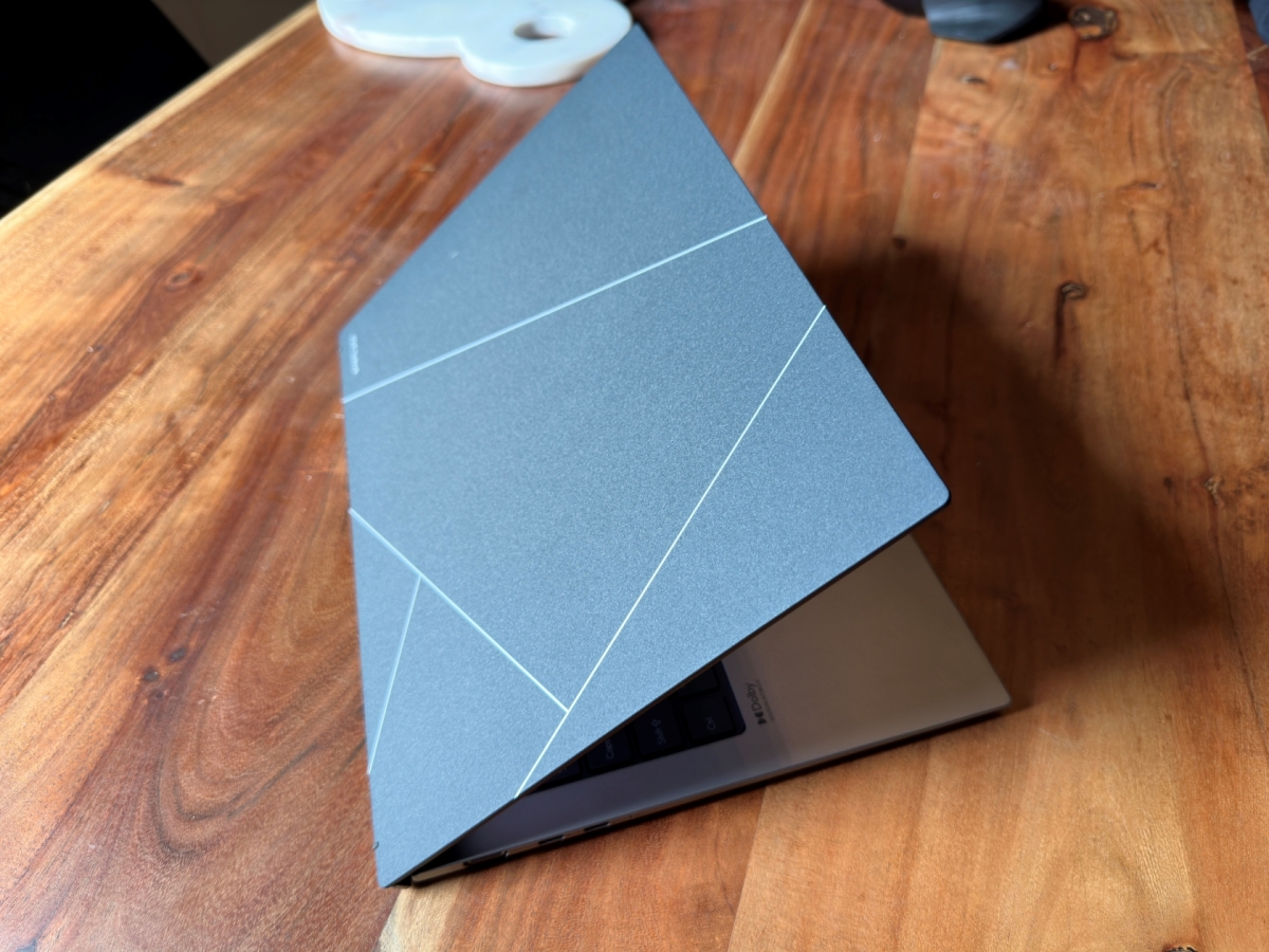 Το 2023 Asus Zenbook S 13 OLED είναι μια μονάδα παραγωγής ισχύος σε μέγεθος pint με υπέροχη οθόνη
